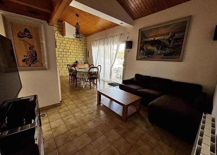 Maison Calme A La Terriere, Proche Et Commerces - Fr-1-194-335